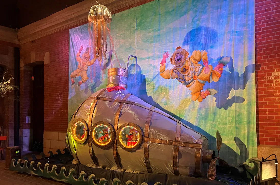 Le décor regorge de structures farfelues, ici le sous-marin de Jules et James