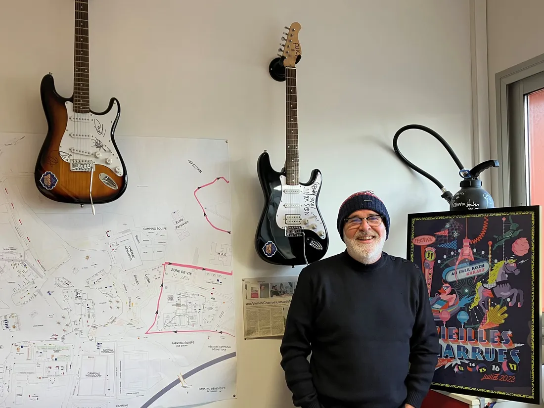 Jean-Jacques Toux, souriant, nous explique en quoi consiste son travail de programmateur.