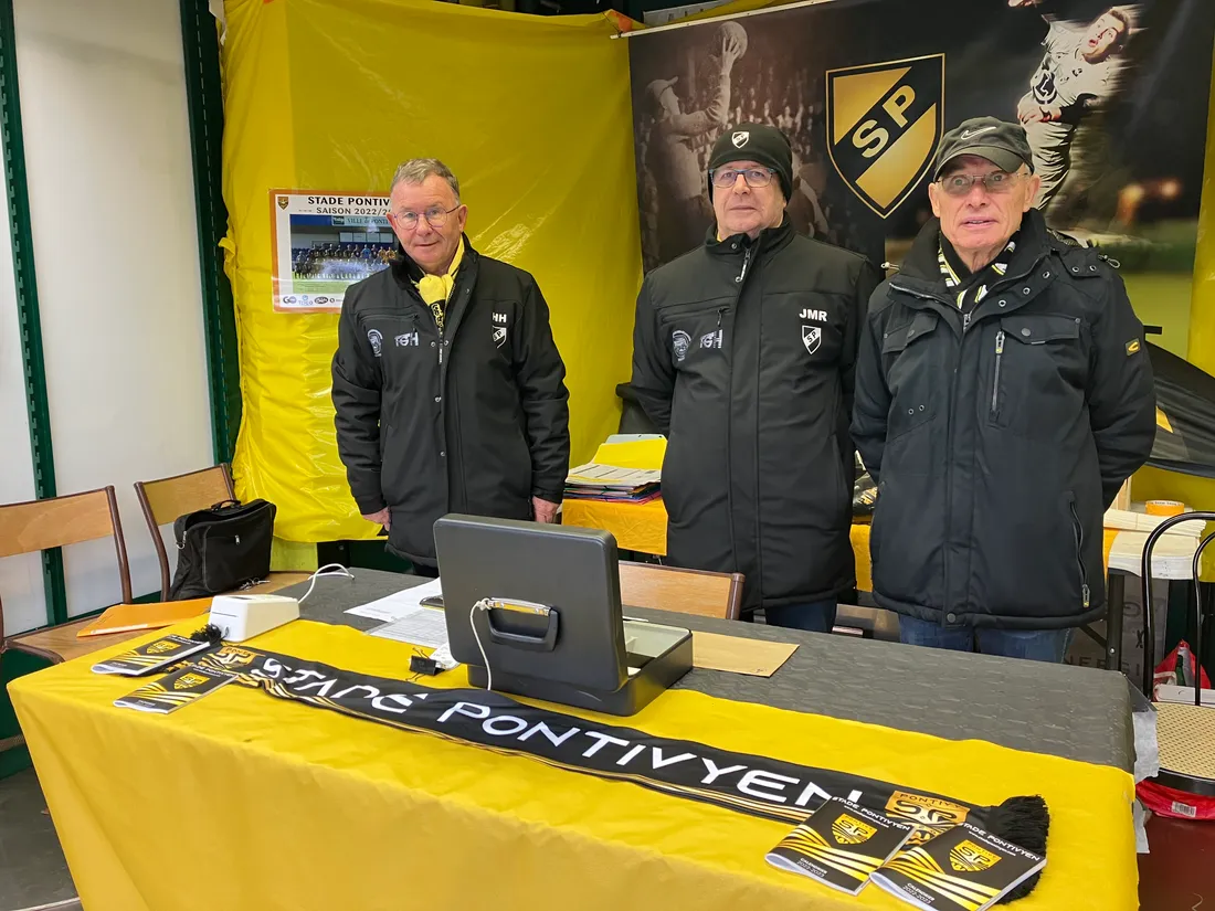 Hervé Hamonic, Jean-Michel Roche et Alain Le Maphan tiennent la billetterie. 