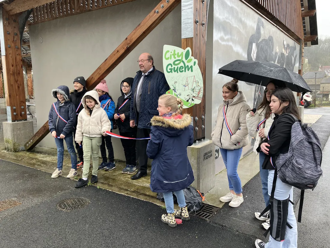 René Le Moullec, maire de Guémené et les membres du CMJ. 