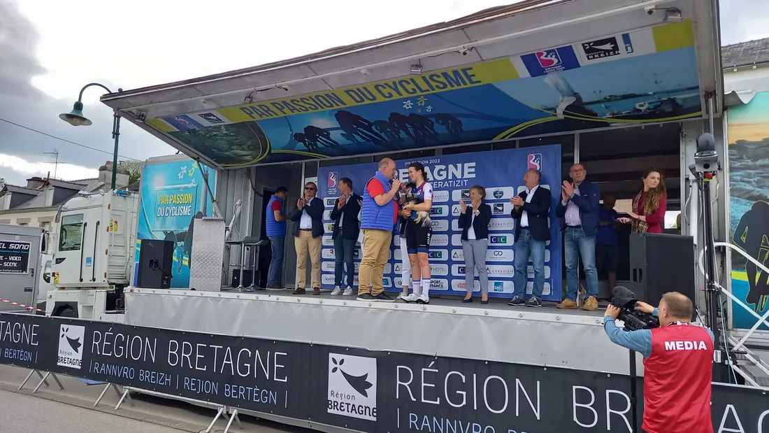 Marie Le Net se classe 7ème de l'étape, elle est acclamée par son public Pontivyen sur le podium.