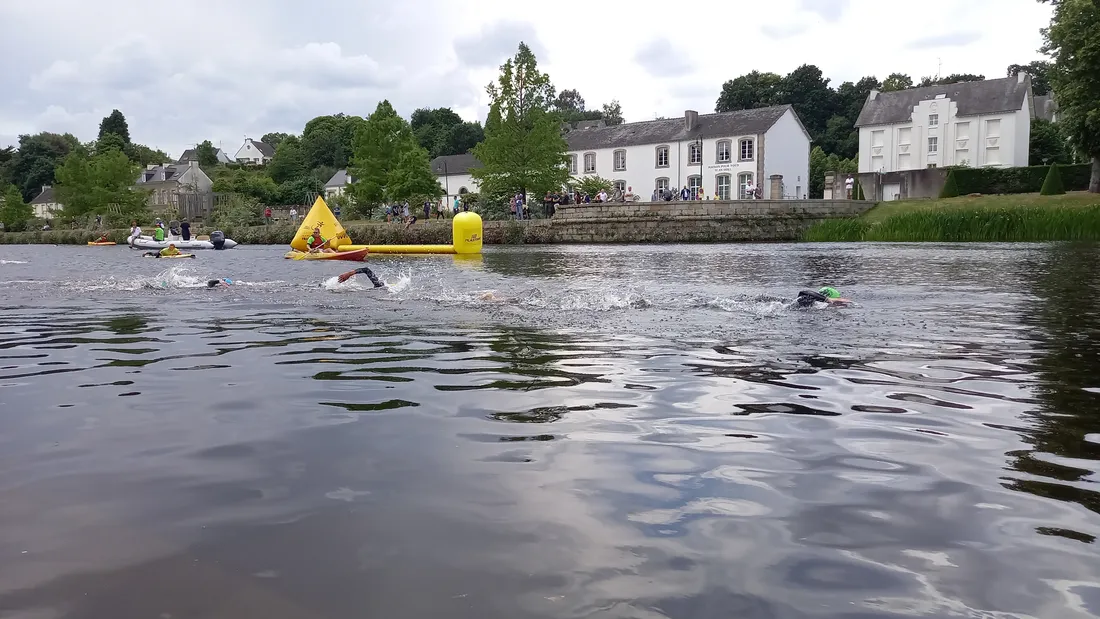 Les championnats de France de triathlon avaient lieu à Pontivy, ici la partie natation. 