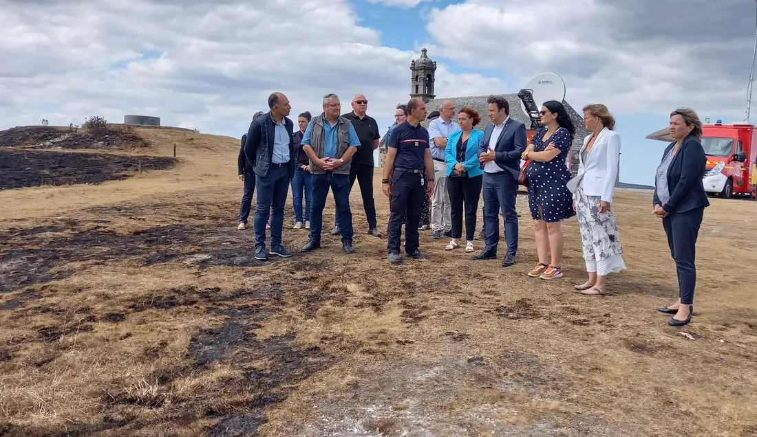 Loïg Chesais-Girard en discussion avec le commandant ... , l'heure de la constatation des dégâts.