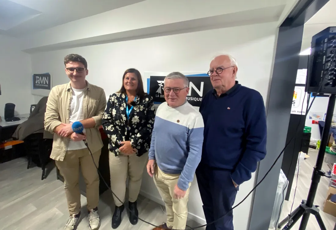 L'équipe du bureau de Pontivy avec la direction de RMN. 