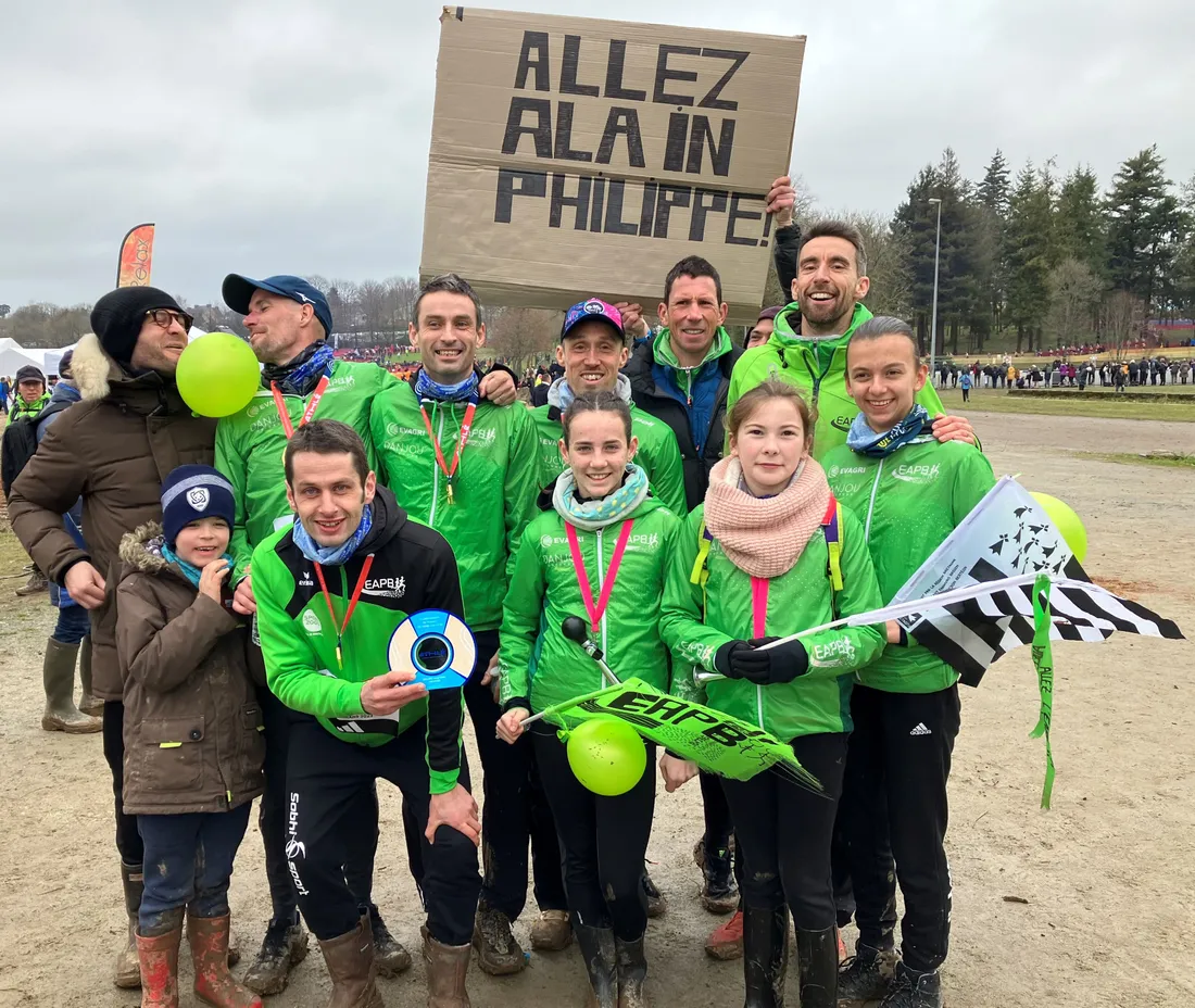 Le club de l'Entente Athlétique du Pays de Brocéliande avec leurs supporters. 