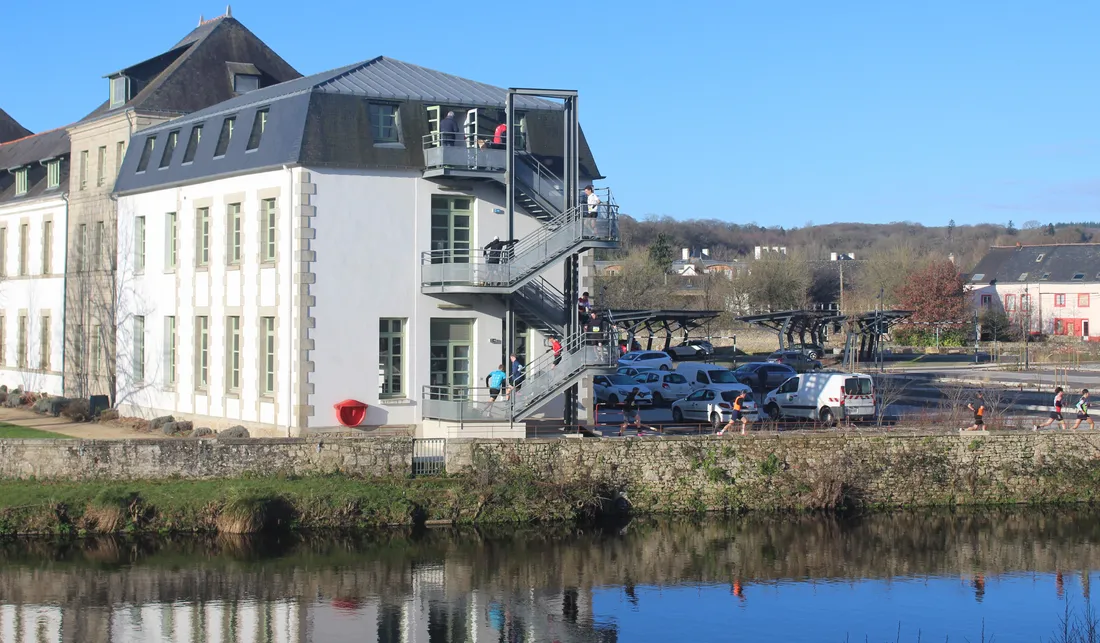Descente de l'escalier de Pontivy Communauté, de quoi avoir une vue imprenable sur le canal. 