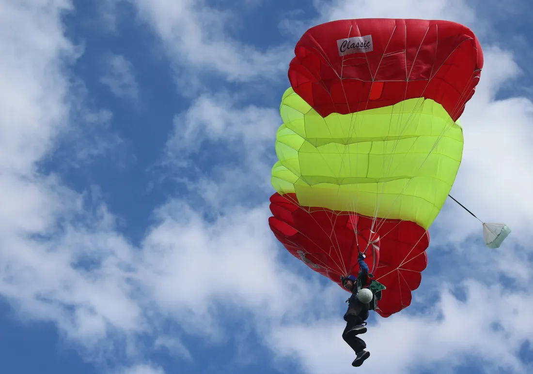 Avant les finales, le ballon du match arrive par parachute au Faubourg de Verdun. 