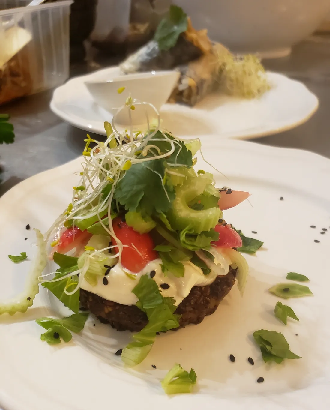 Quenelle de soja aux herbes sur galette à l'oignon