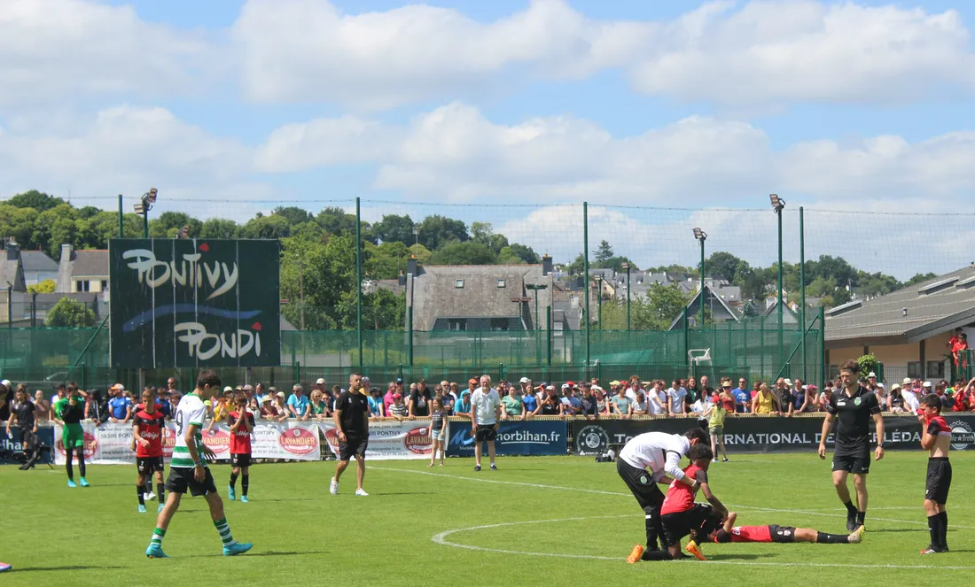 La belle image, les joueurs et le staff du Sporting Portugal consolent les joueurs d'EAG.