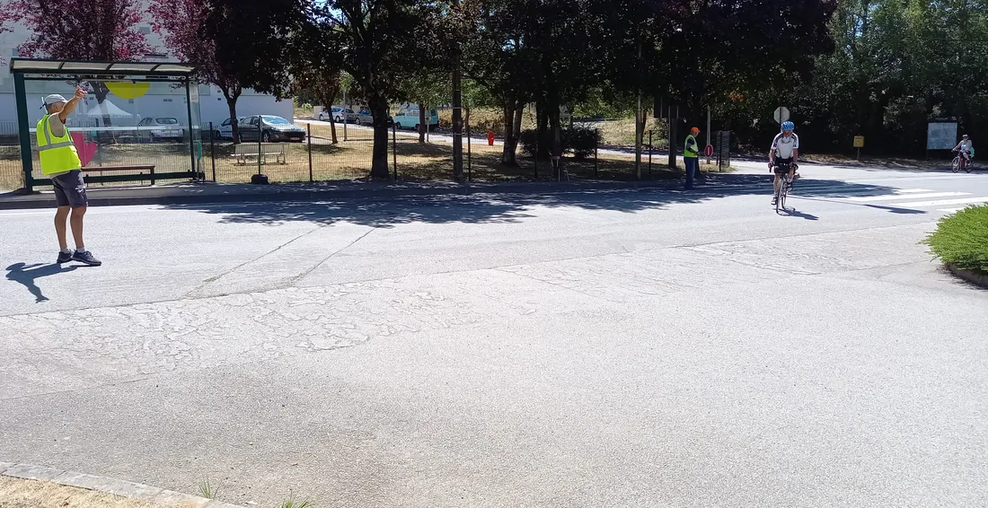 Jean-Yves guide les cyclistes et sécurise l'entrée du parking.