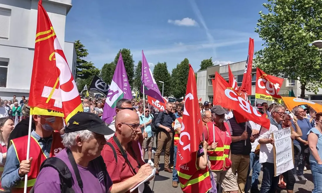 Manifestation devant l'hôpital de Carhaix.