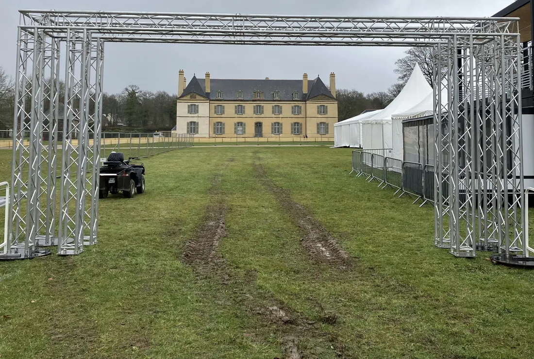 L'arrivée se fera ici, juste en face du château. 