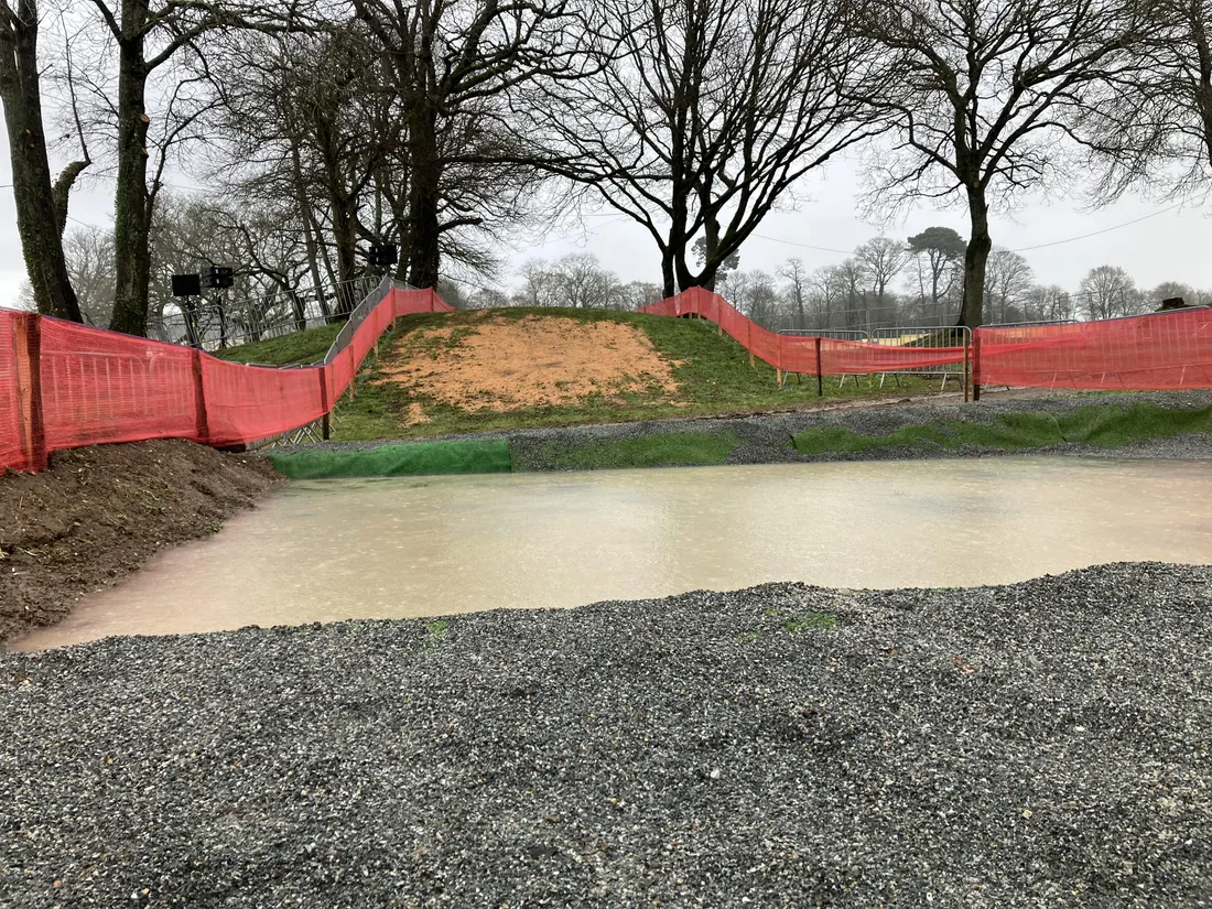 La rivière s'est remplie après seulement deux heures de pluie. 