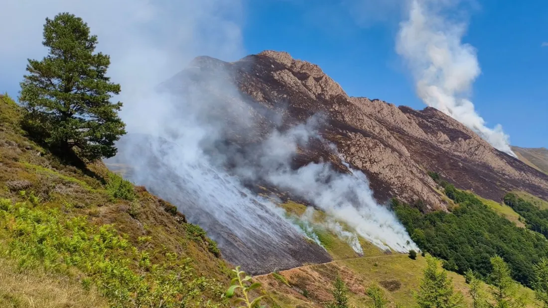 Ariège : trois incendies de montagne toujours mobilisateurs à Mijanès, Auzat et Seix
