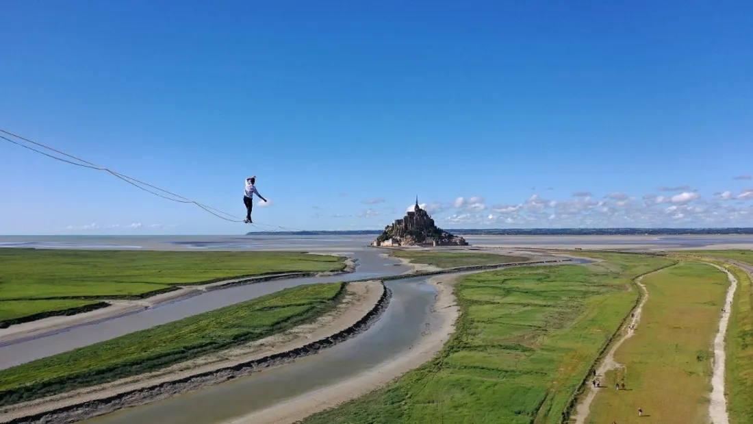 Nathan Paulin a battu le record de distance sur une sackline juché à 100 mètres de hauteur.