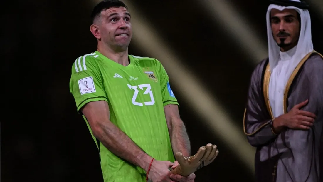 Emiliano Martinez a une façon bien a lui de recevoir le trophée de meilleur gardien.