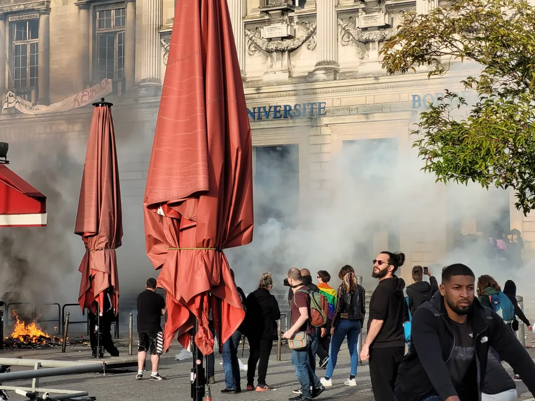 Des gaz lacrymogènes ont été lancés par les forces de l'ordre