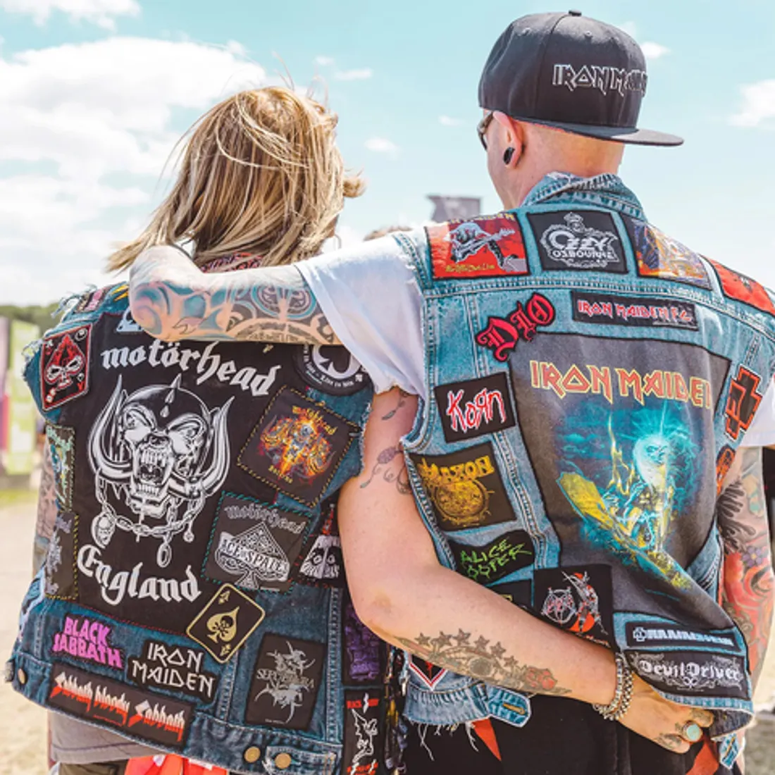 Deux fans portant des battle jackets couvertes de patchs rock et metal au Download Festival