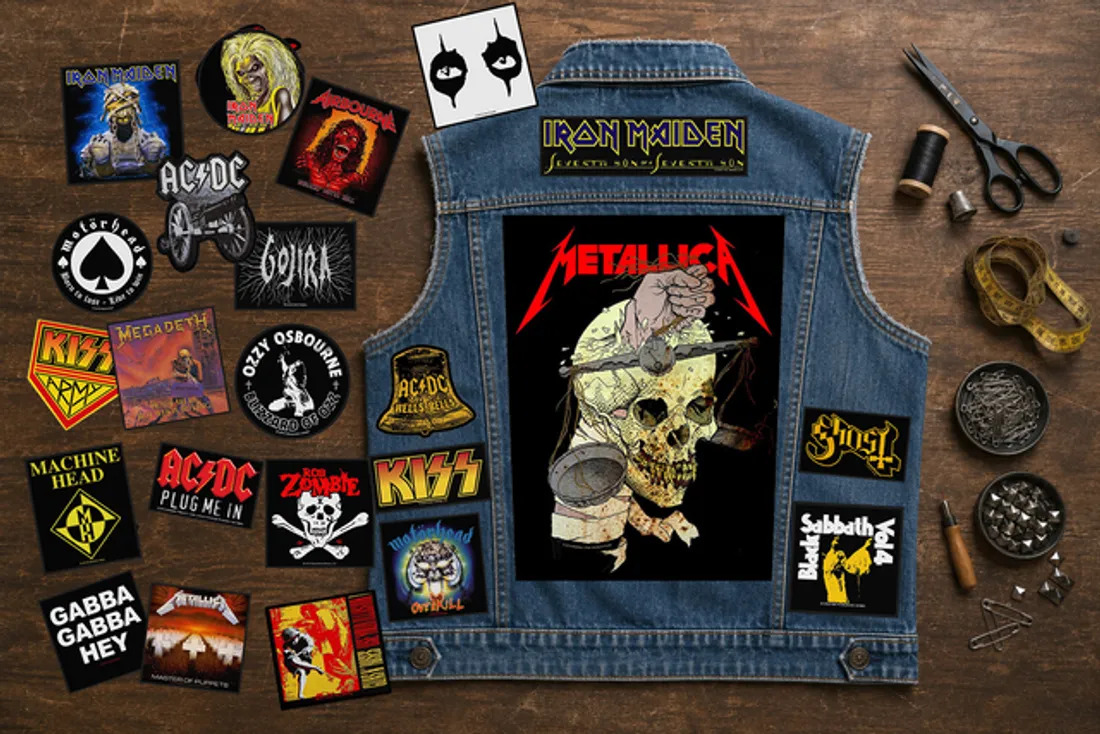 Battle jacket en denim en cours de création avec backpatch et patchs de groupes rock et metal 