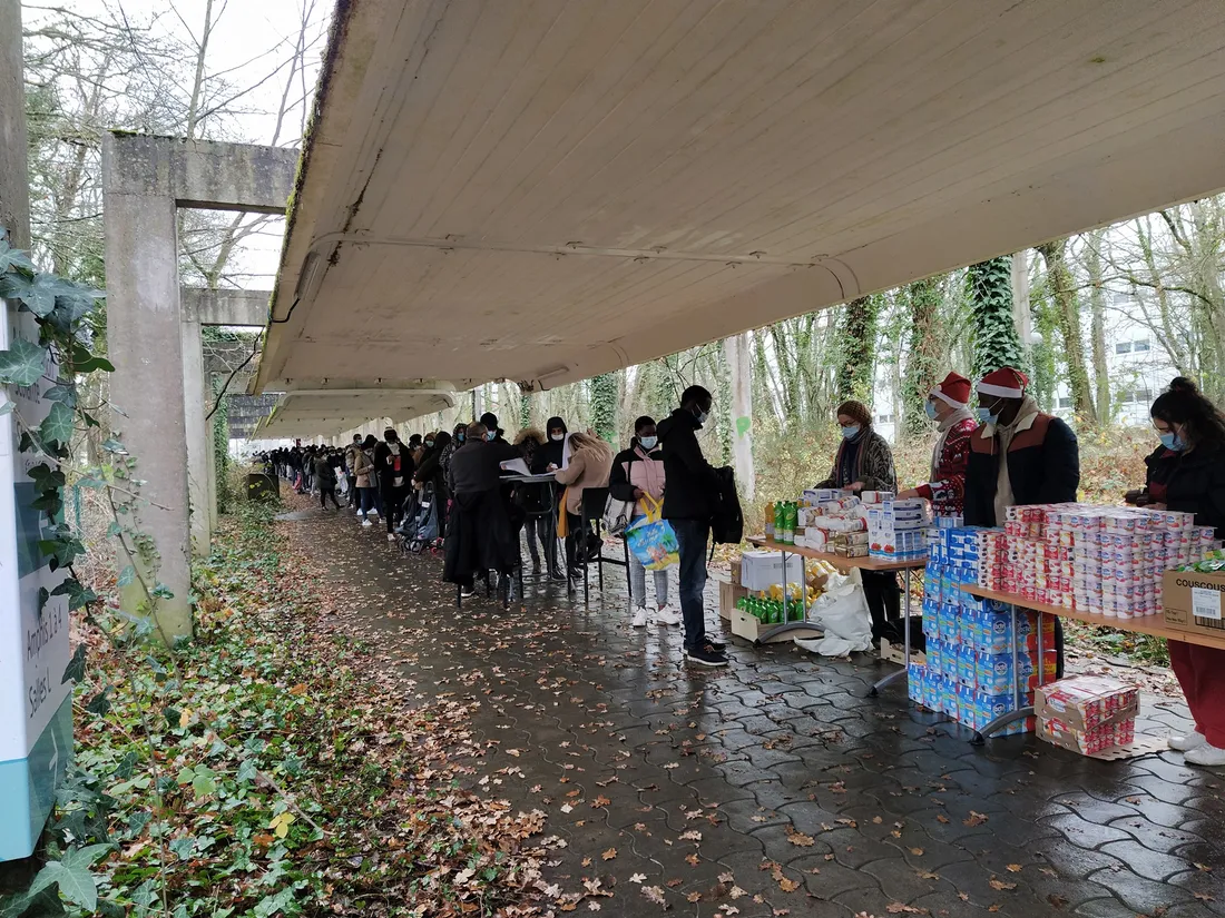 De nombreux étudiants s'étaient déplacés lors d'une distribution en décembre 2020.