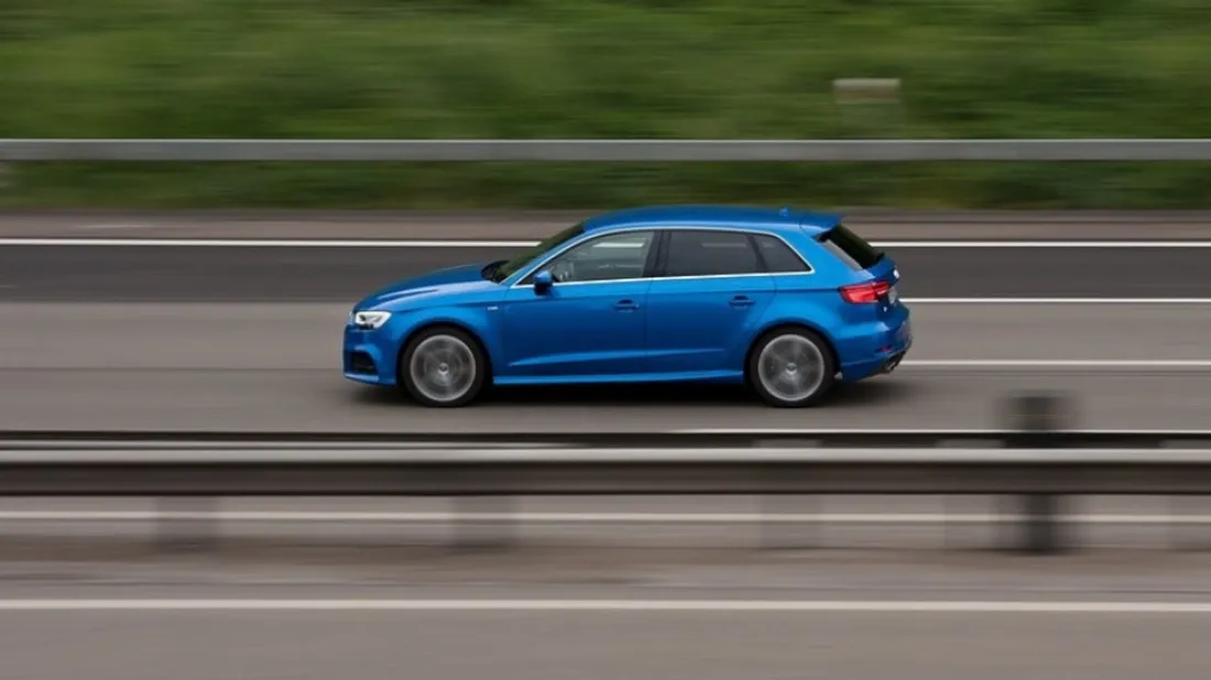 Une voiture en excès de vitesse - photo d'illustration