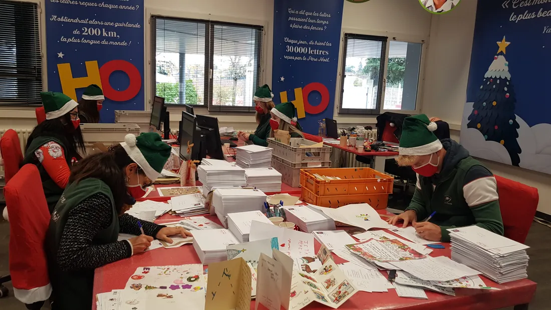 50 lutins travaillent depuis le 15 novembre au secrétariat du Père Noël. 