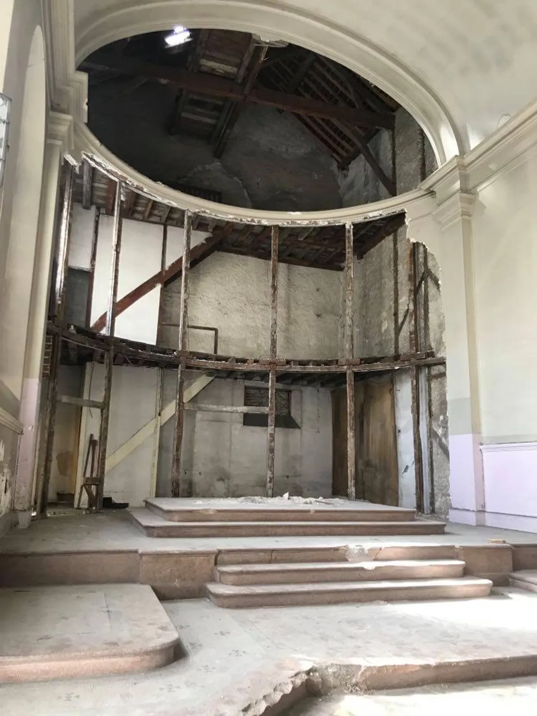 Le théâtre sera composé de 400 places, 250 au rez-de-chaussée et 150 à l'étage.