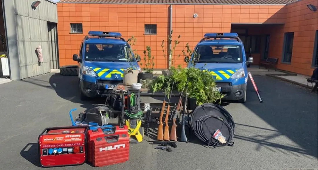 Les militaires ont perquisitionné plusieurs armes dont un fusil M16, trois carabines et un revolver.