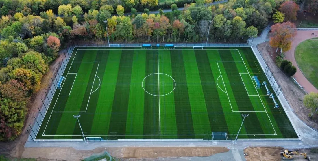 Le terrain mesure 105 mètres de long pour 68 mètres de large.