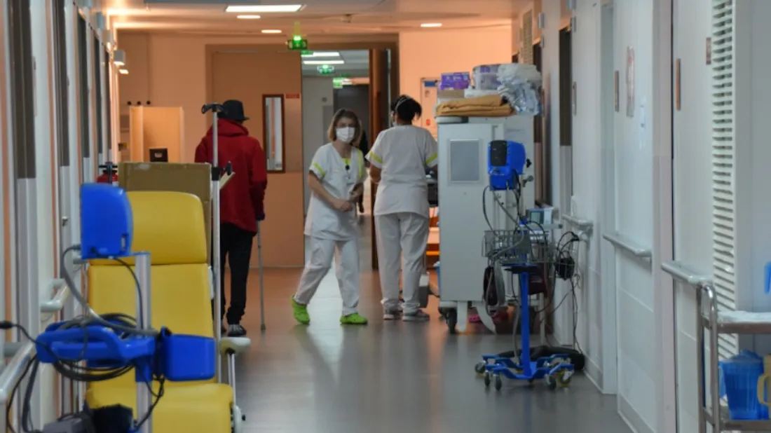 Les couloirs d'un hôpital.