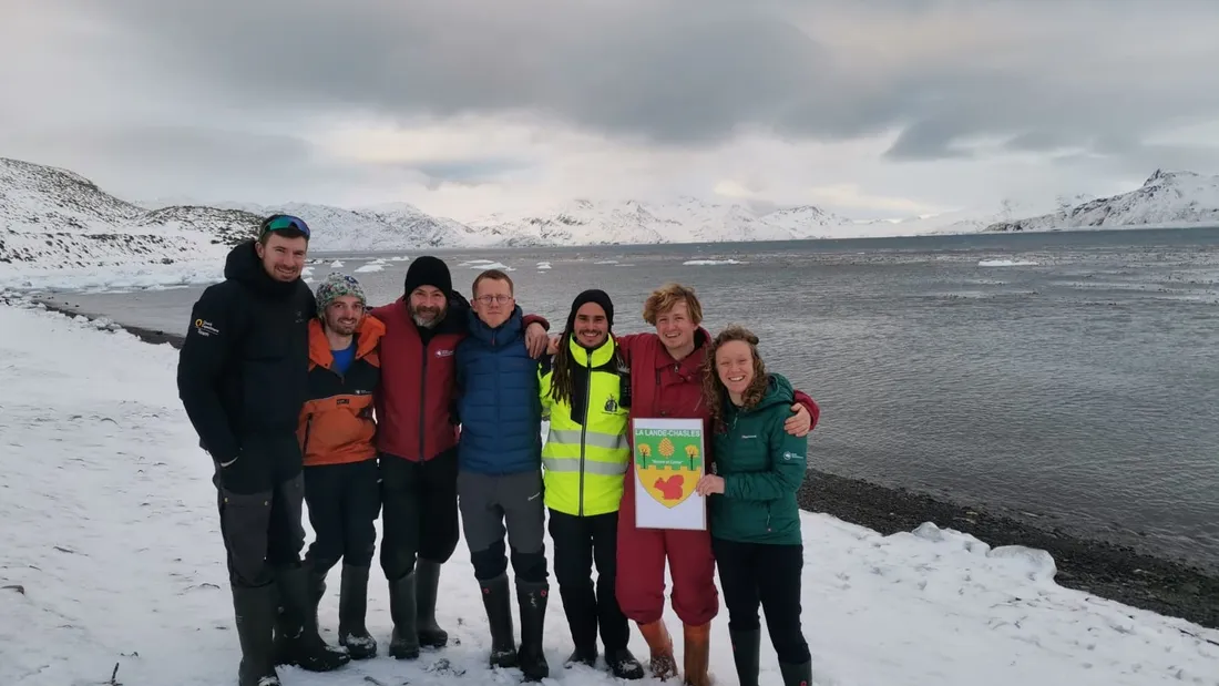Une photo avec le blason de La Lande-Chasles prise tout au sud du continent américain