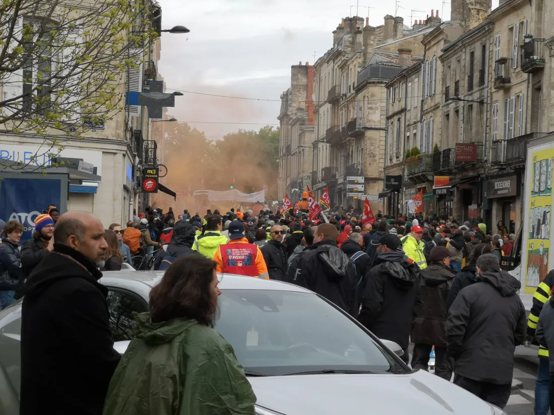 Les syndicats ont lancé des pétards tout le long du cortège
