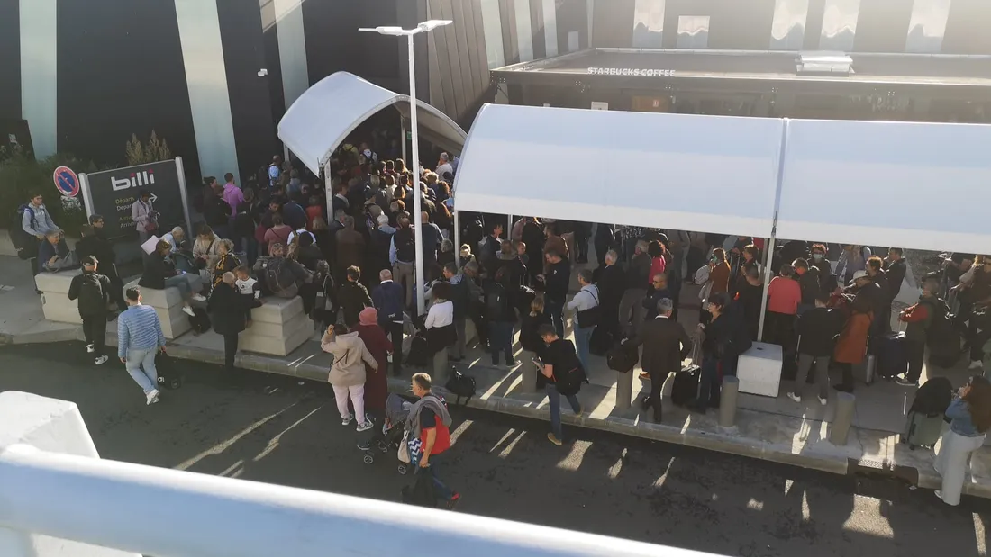 A Bordeaux-Mérignac, près plusieurs heures d'attente, les voyageurs  ont réintégré l'aéroport