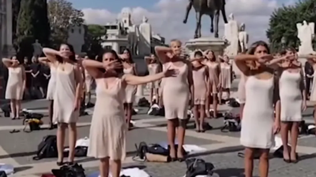 Alitalia manifestation striptease