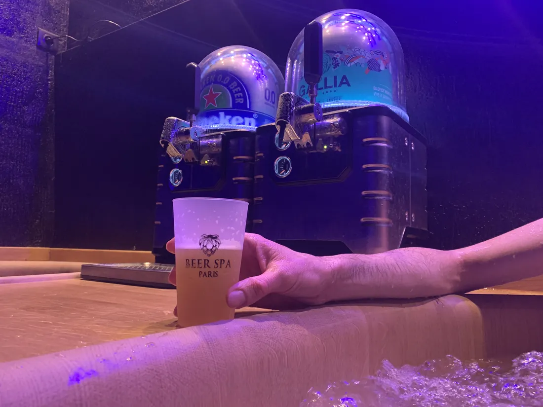 Dégustation de bière dans un bain de bière, au Beer Spa Paris.