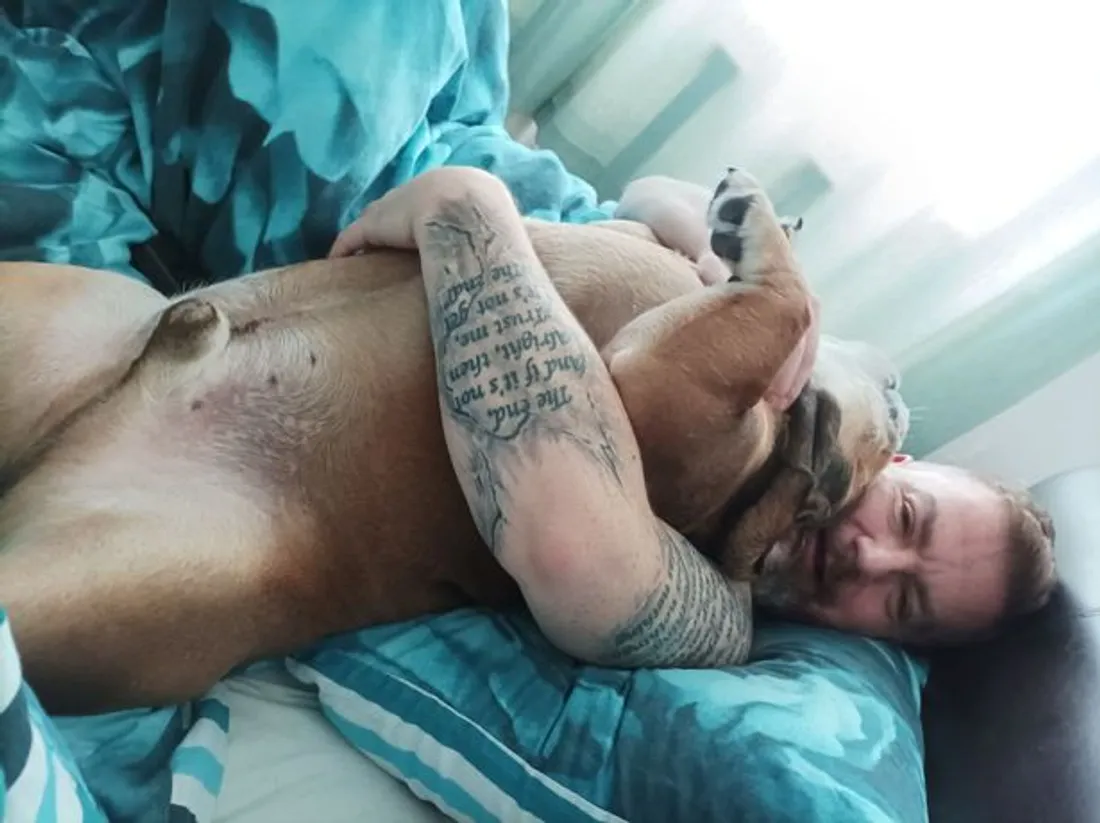 Un homme confondu avec son chien