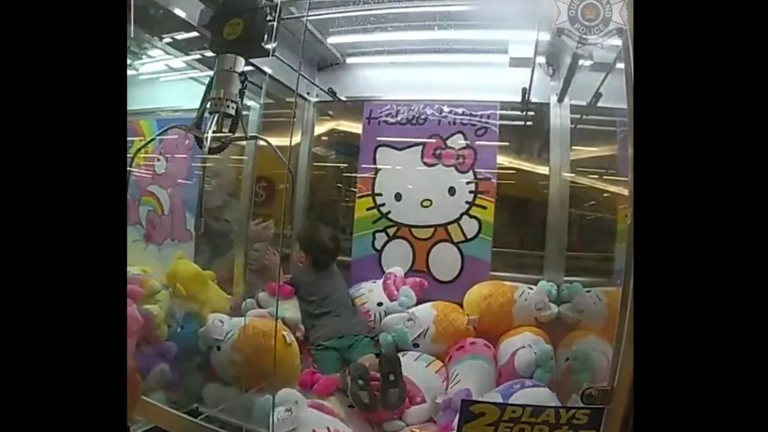 Rêve de gosse : un enfant réussi à s'introduire dans une machine à pince ! (vidéo)