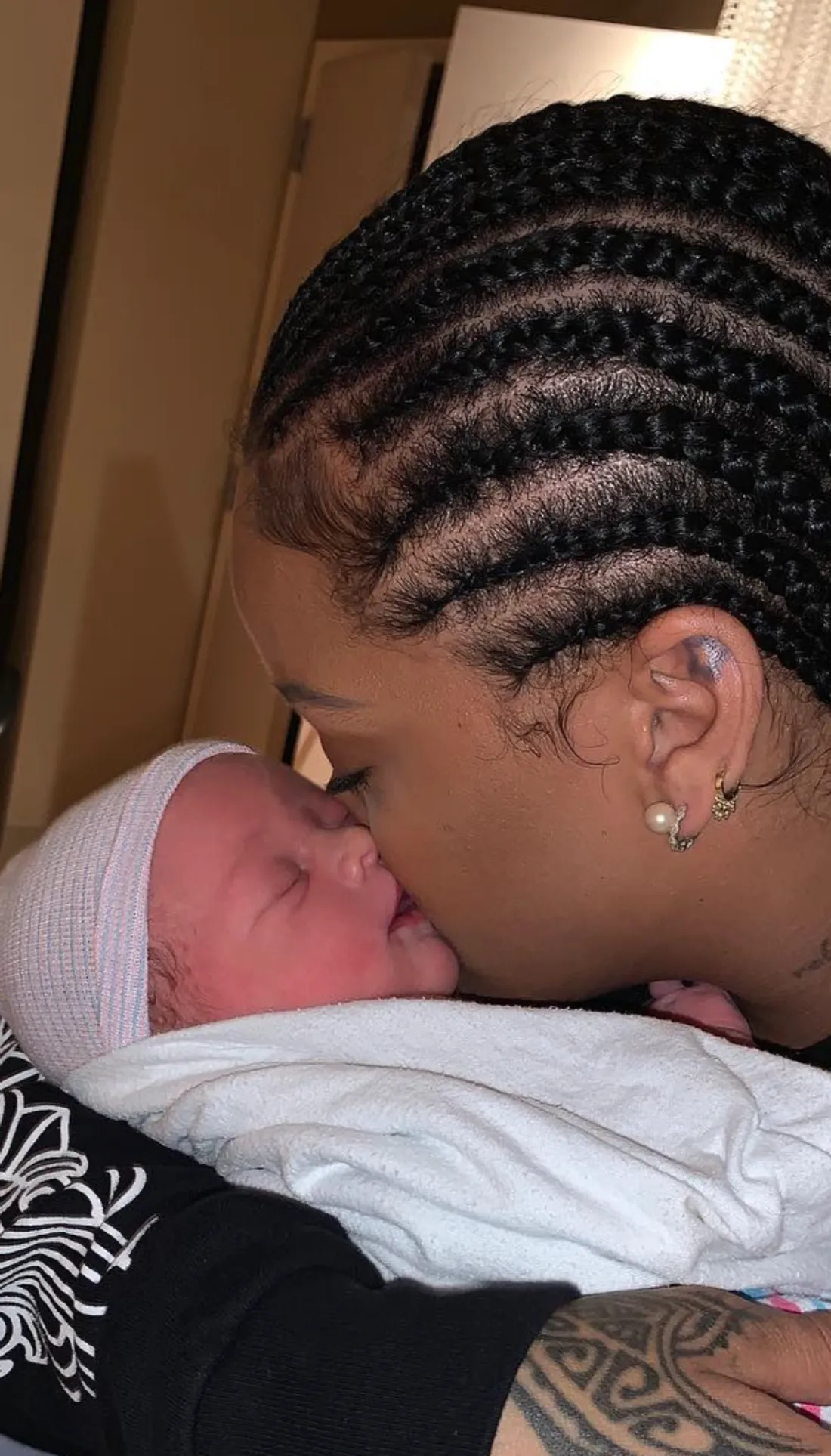 Photo postée par Rihanna sur son compte instagram avec dans ses bras le bébé d'une amie. 