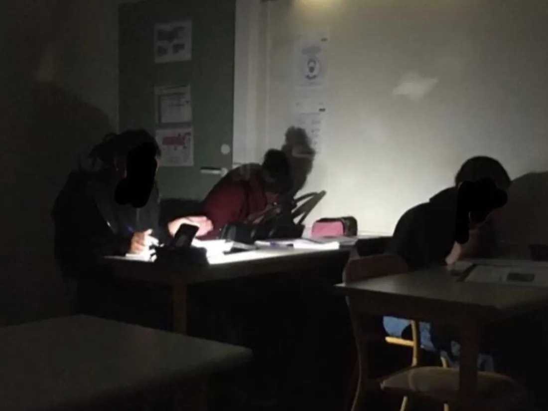 Des élèves dans le froid et le noir en classe