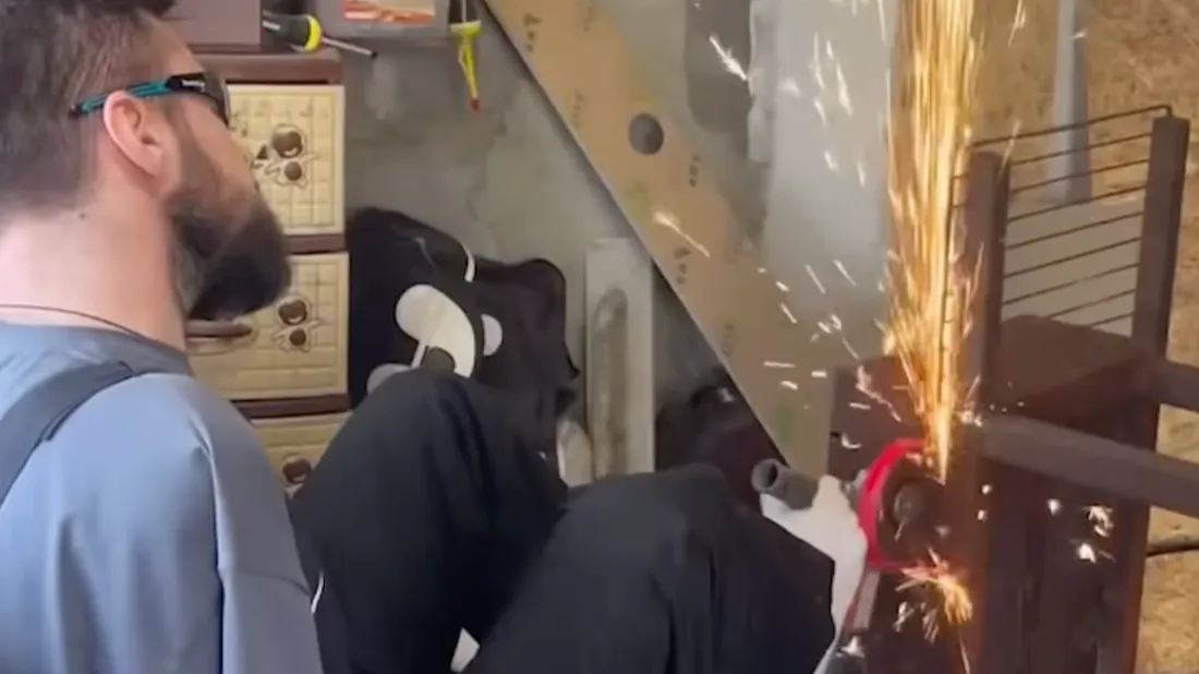 Malgré une amputation des deux bras, il parvient à construire un barbecue à l'aide de ses pieds