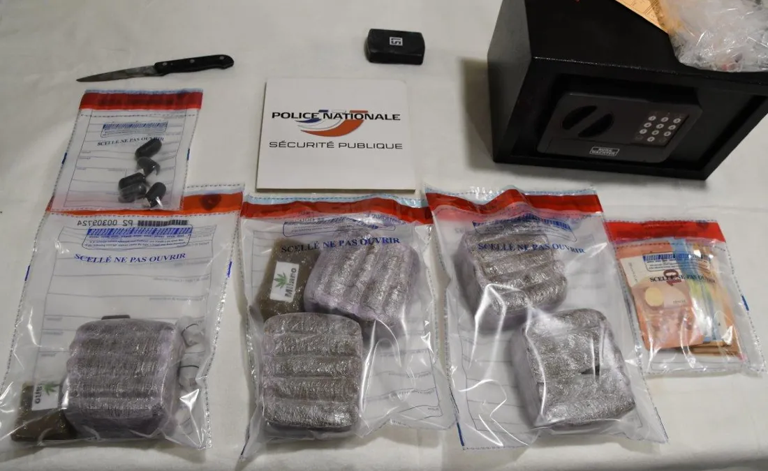 2900 euros en liquide, 2,7 kg de résine de cannabis et 50 grammes de cocaïne ont été découverts.