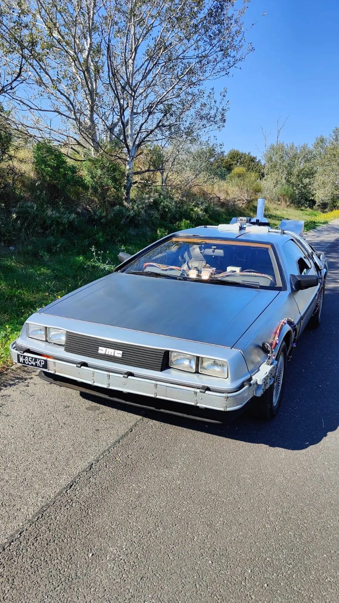 Une DoLorean sur une route du Vaucluse