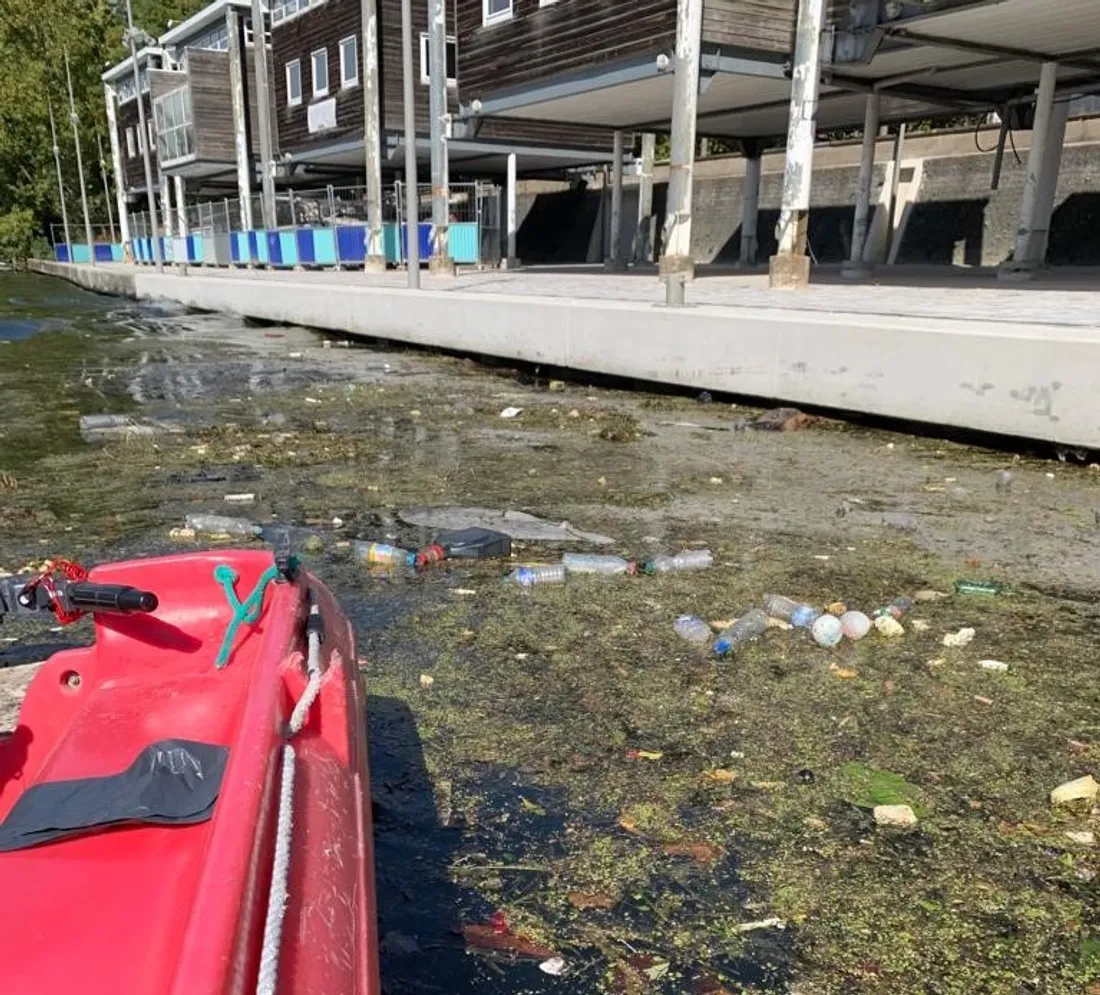 De nombreuses bouteilles plastiques se retrouvent aux abords des péniches.
