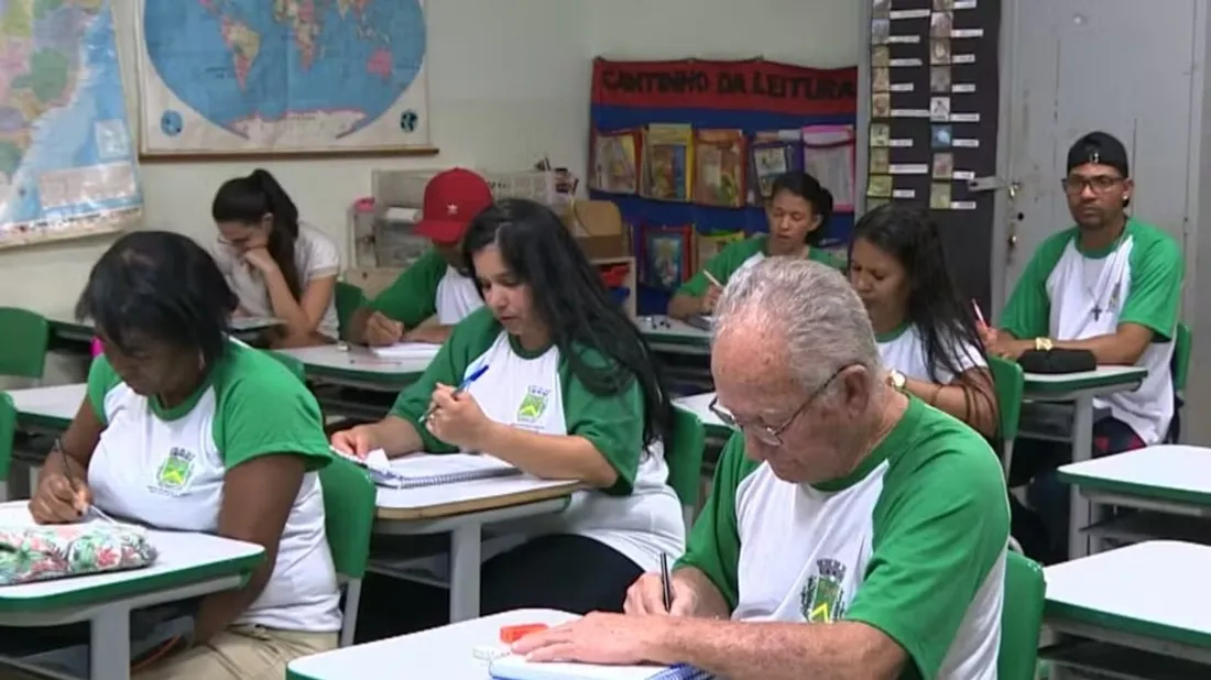 À 71 ans, ce brésilien est retourné à l'école par amour par sa femme