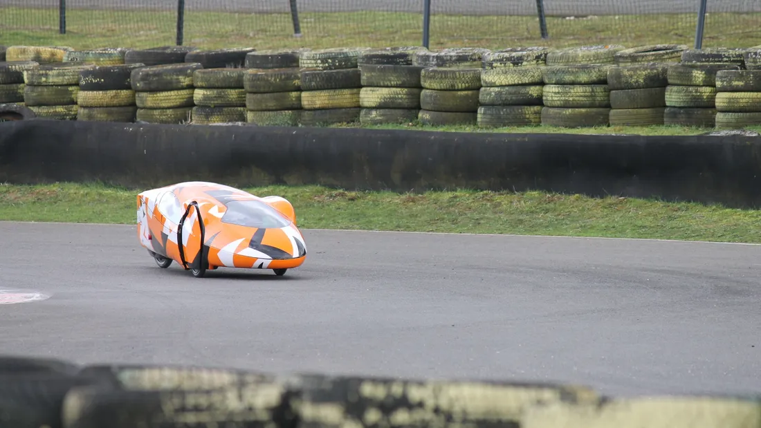 La voiture Exegie sur le circuit du kart Dunois