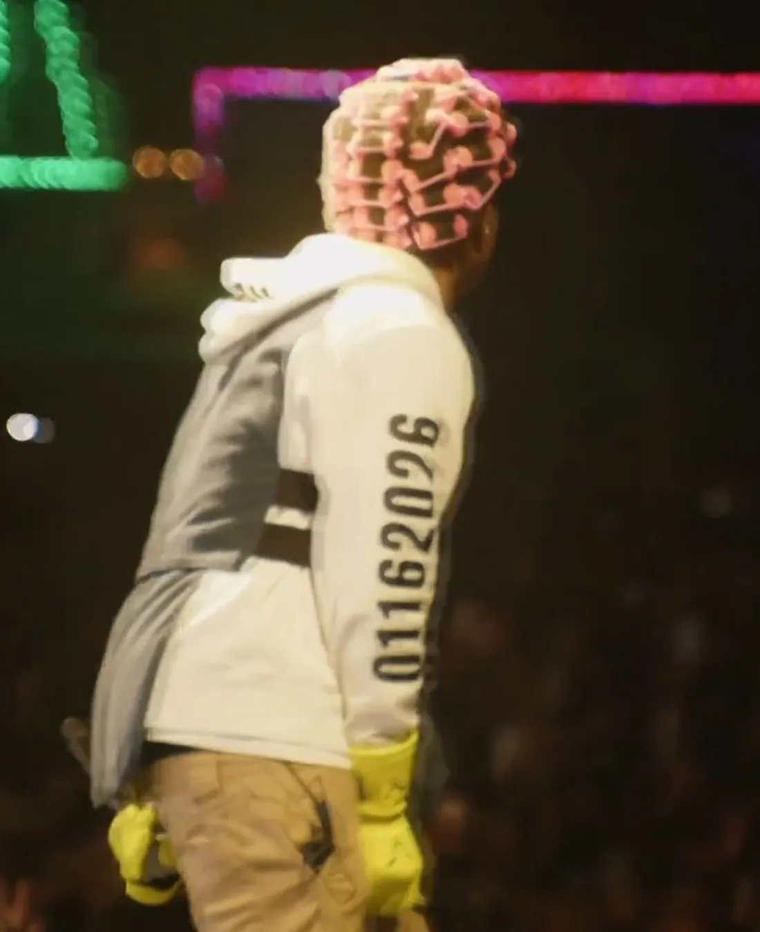 Le sweat porté par le rappeur laisse comprendre une date...