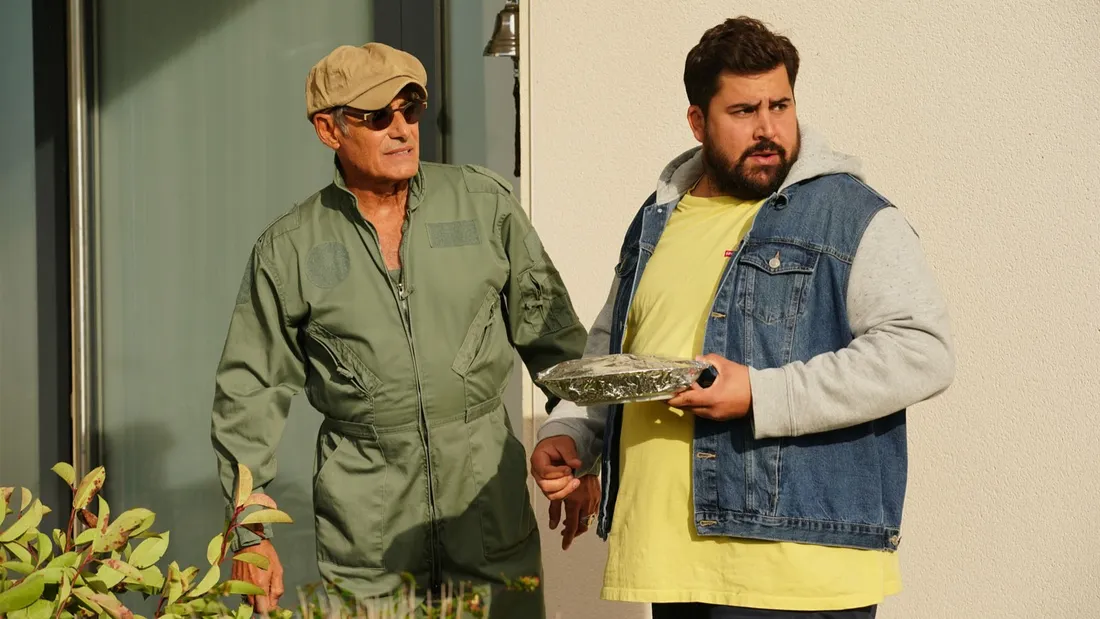 Artus partage & Gérard Lanvin dans "J'adore ce que vous faites" de Philippe Guillard. 