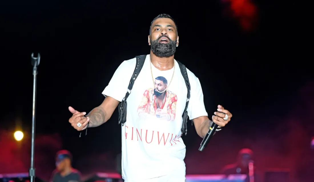 Ginuwine tombe sur scène en plein festival, sa chute fait le buzz sur les réseaux sociaux (vidéo)
