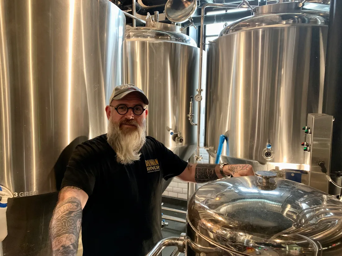 Frederik Rivera, devant les cuves de la brasserie.