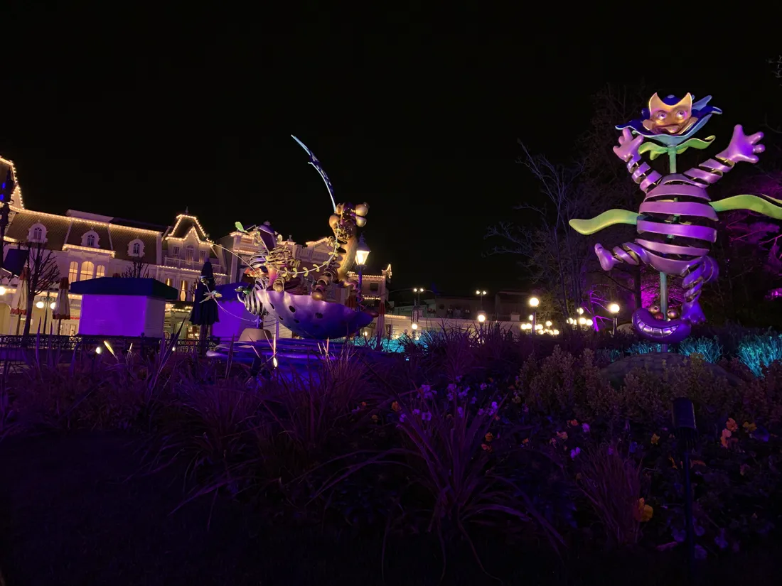 30 œuvres d’art métalliques représentent des personnages Disney dans les jardins du parc.